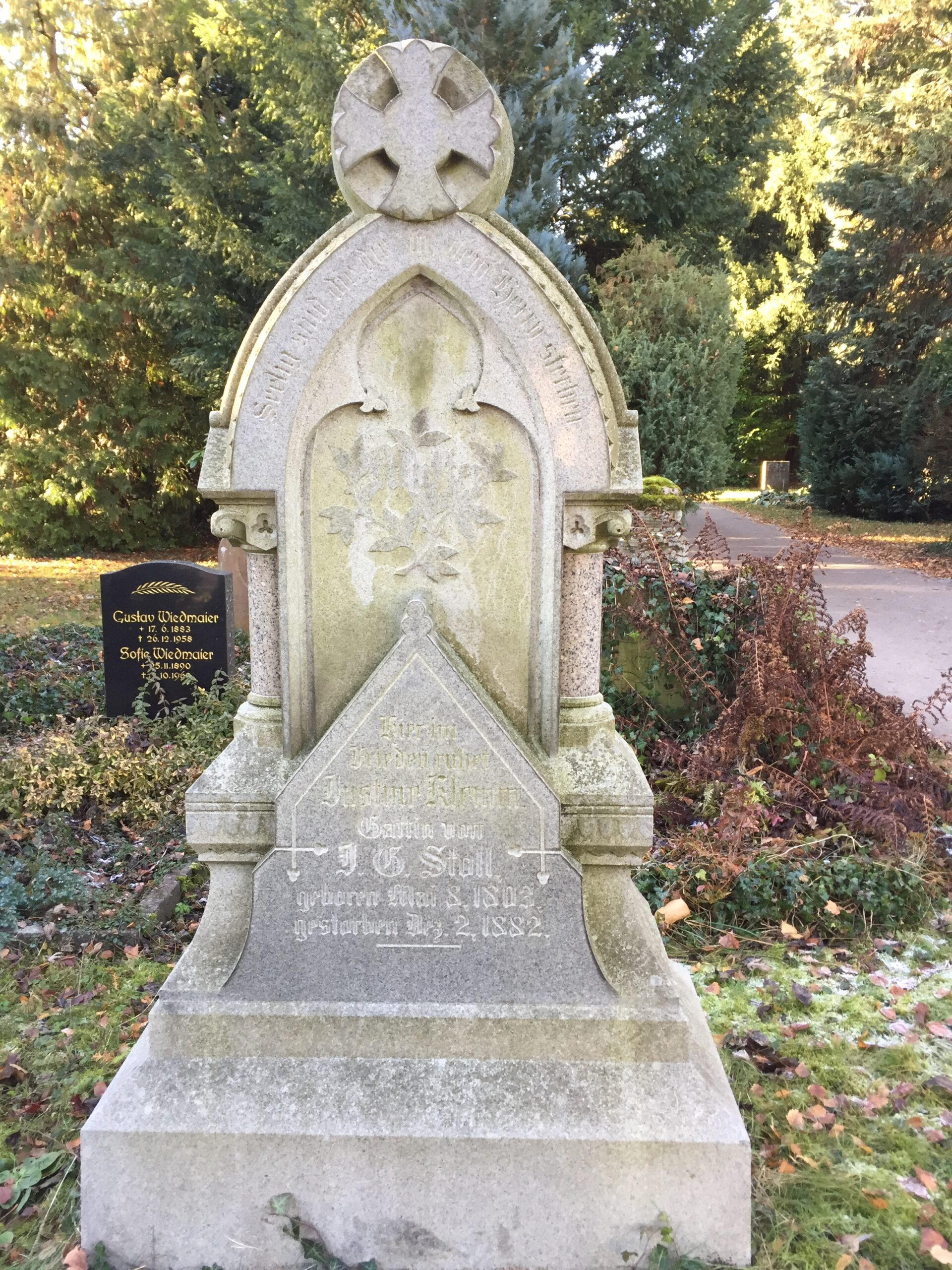 Grab Stoll Vorderseite